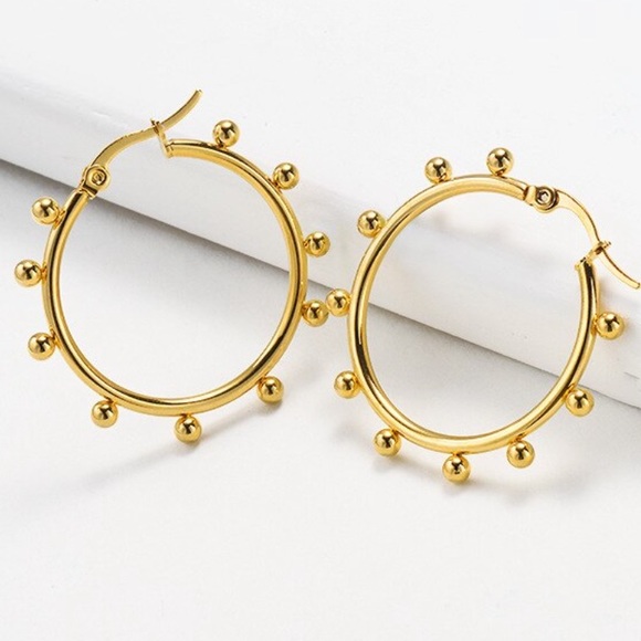 Jewelry - 💛Gold plated beaded hoop earrings